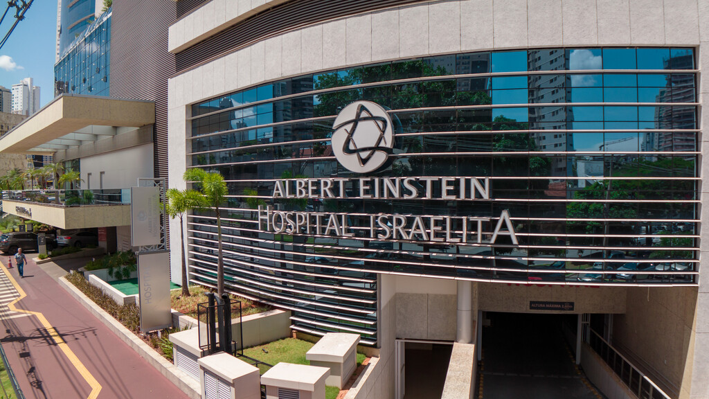 Fachada do Hospital Albert Einstein, destaque entre os melhores hospitais de São Paulo em 2025 pela excelência médica e inovação tecnológica.